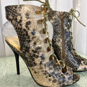 CALIENTE “Poppy” Snake Skin Lace Up Heels Size 9.5